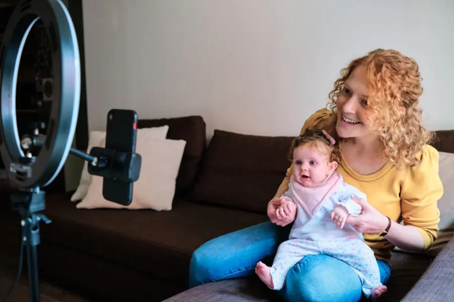 Qué pasa si un padre expone a menor en redes sin consentimiento