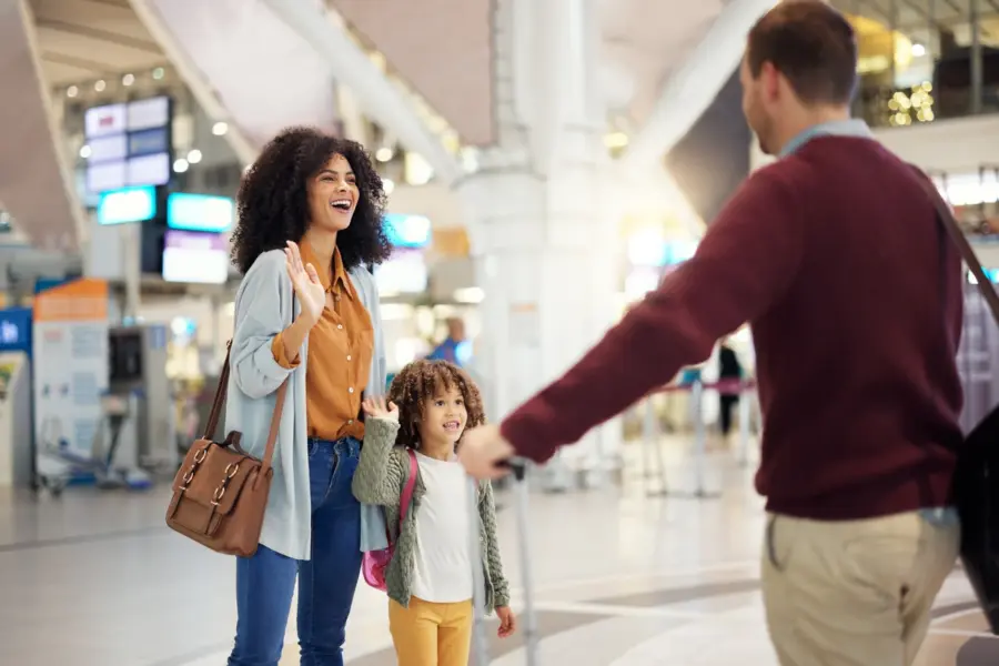 Qué ocurre cuando uno de los padres vive fuera del país