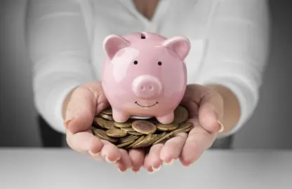 Cuando una persona escucha sobre la compensación económica, muchas veces no sabe por dónde empezar. Tiene dudas. No sabe si aplica en su caso. Y, además, teme dejar pasar el momento correcto.